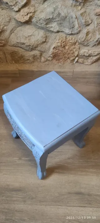 Mesita auxiliar azul de madera