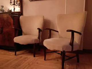 Dos butacas de madera y tela beige