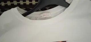 T-shirt bianca con applicazioni floreali