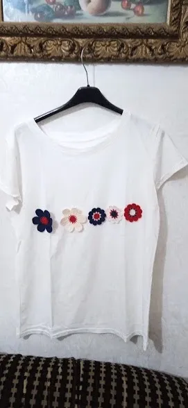 T-shirt bianca con applicazioni floreali