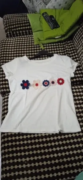 T-shirt bianca con applicazioni floreali
