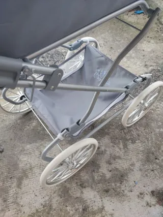 Cochecito de muñeca con sombrilla