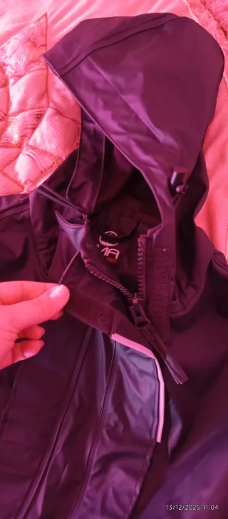 Mono chubasquero morado