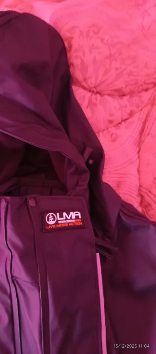 Mono chubasquero morado