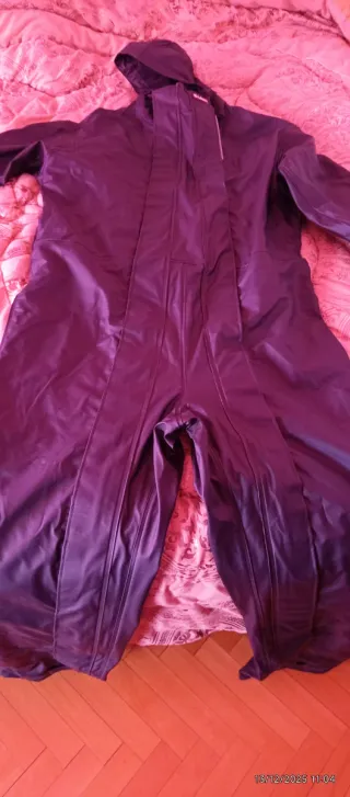 Mono chubasquero morado