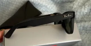 Nuovi Occhiali da sole Ray-Ban verde opaco