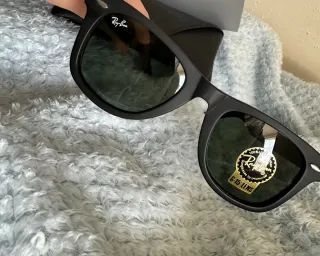 Nuovi Occhiali da sole Ray-Ban verde opaco