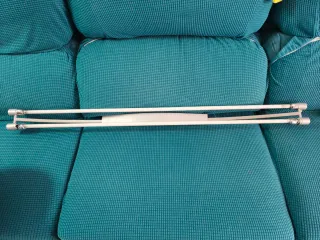 Lámpara de techo plateada y blanca