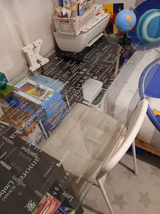 Escritorio de cristal y plástico multicolor