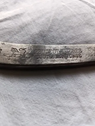 Llave inglesa antigua recurvada