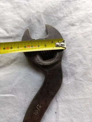 Llave inglesa antigua recurvada