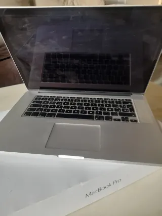 MacBook Pro 15,4 Plata.  NO ENCIENDE.