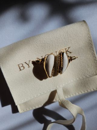 Pendientes Cauris con detalles dorados