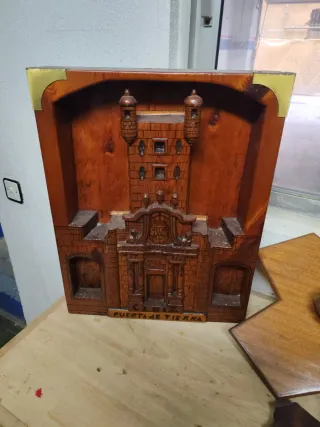 Centrotavola anfora in terracotta e legno