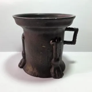 Vecchio mortaio in bronzo con piedi zoomorfi