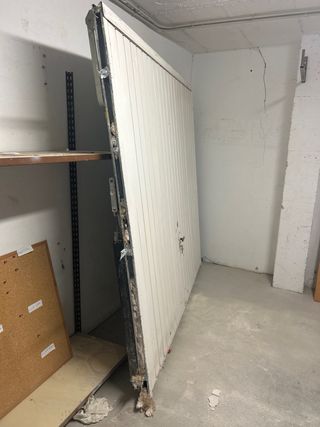 Puerta abatible de 215cm de alto x 230cm de ancho