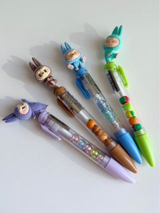 Labubu marrone yoga secret blu azzurro lilla viola