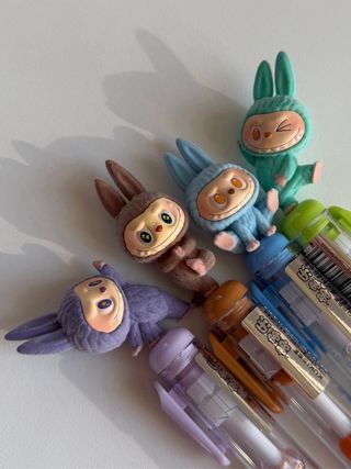 Labubu marrone yoga secret blu azzurro lilla viola