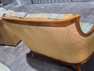 Sofá y 2 sillones de tela y madera y reposapies