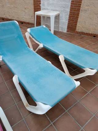 5 tumbonas reclinables de piscina azules y blancas