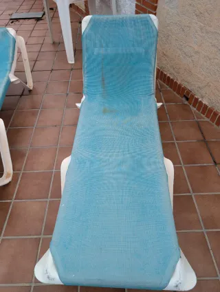 5 tumbonas reclinables de piscina azules y blancas