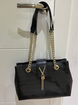 Bolso negro con detalles dorados