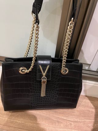 Bolso negro con detalles dorados