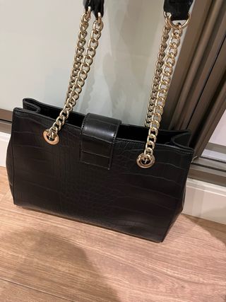 Bolso negro con detalles dorados
