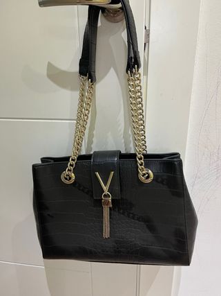 Bolso negro con detalles dorados