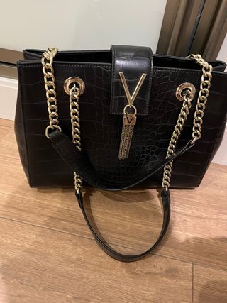 Bolso negro con detalles dorados