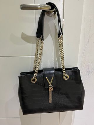 Bolso negro con detalles dorados