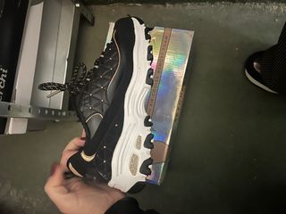 Deportivas Skechers Negras y Doradas