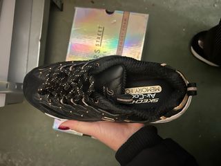 Deportivas Skechers Negras y Doradas