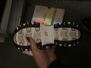 Deportivas Skechers Negras y Doradas