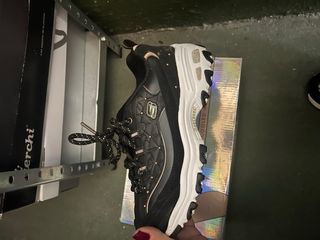 Deportivas Skechers Negras y Doradas