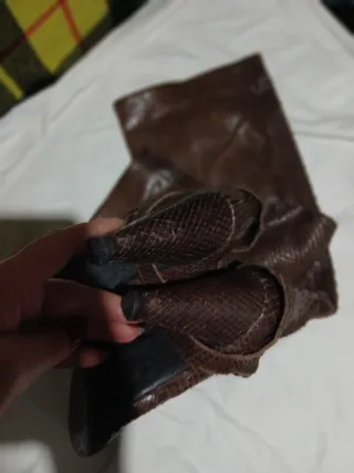 Stivali marroni con tacco e catena