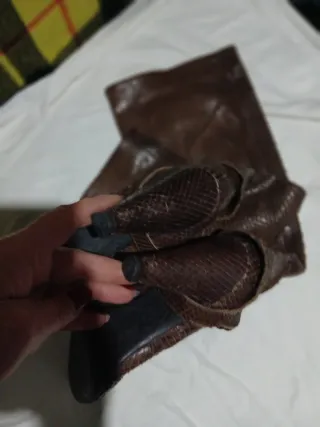 Stivali marroni con tacco e catena