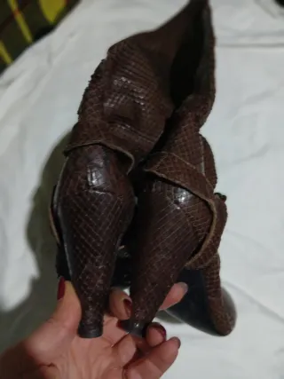 Stivali marroni con tacco e catena