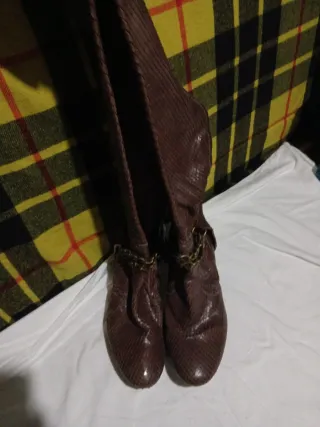 Stivali marroni con tacco e catena