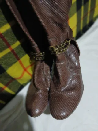 Stivali marroni con tacco e catena