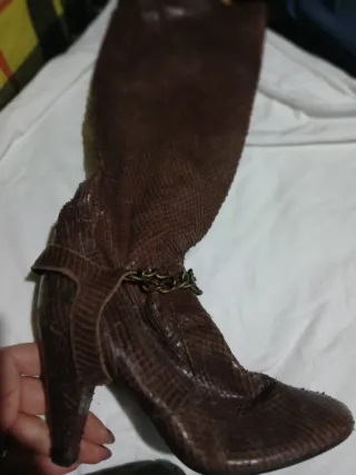 Stivali marroni con tacco e catena