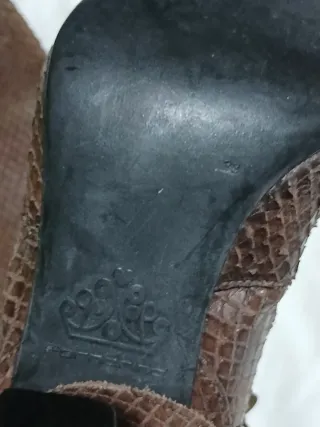 Stivali marroni con tacco e catena