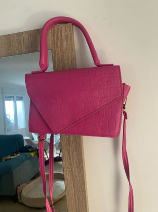 Bolso de mano rosa con textura