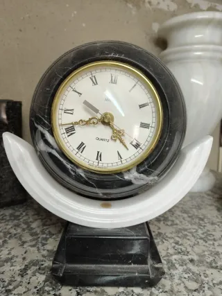 Reloj de mármol con base