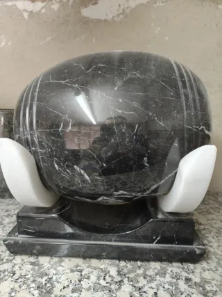 Reloj de mármol con base