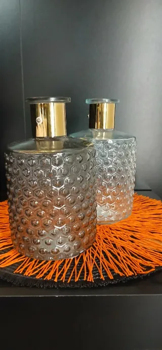 2 Vasi in vetro con rilievo e bordo dorato