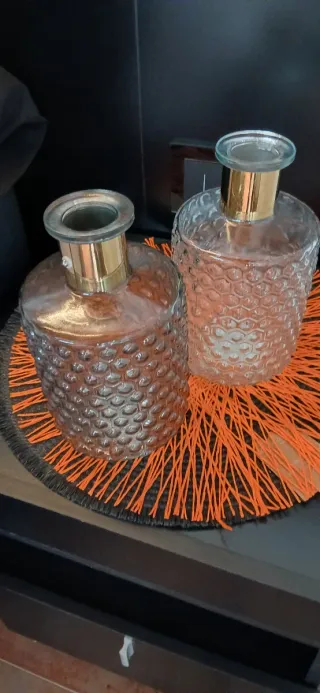 2 Vasi in vetro con rilievo e bordo dorato