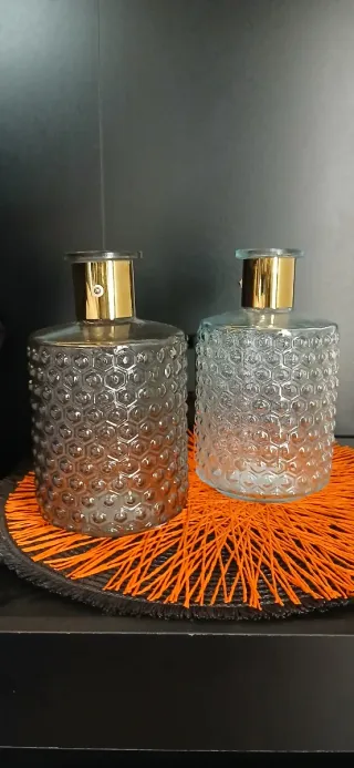 2 Vasi in vetro con rilievo e bordo dorato