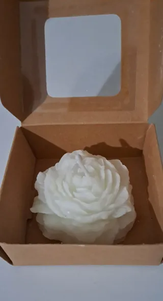 Candela bianca a forma di rosa