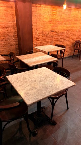 5 Mesas Mármol y 10 Sillas Madera base de hierro